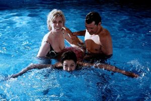 mann und frau haben sex im pool